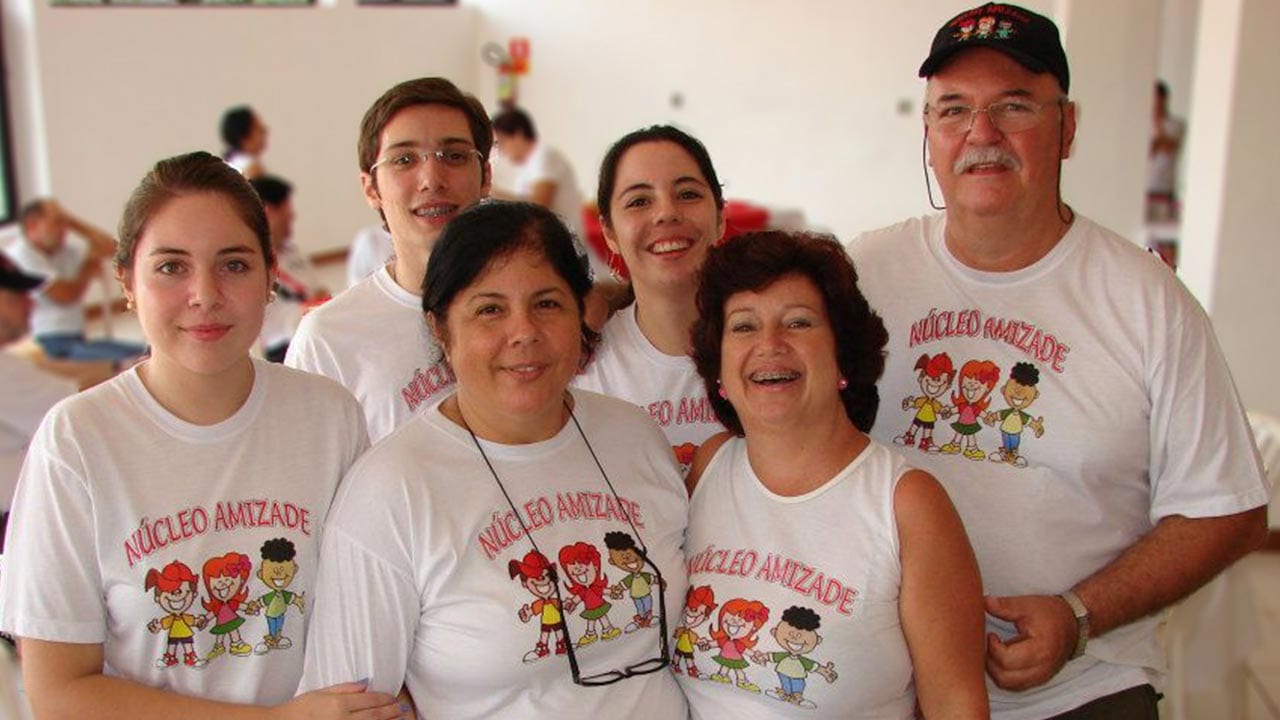 Voluntários e crianças do Núcleo Amizade